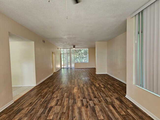 Building Photo - 6 Bedroom/3 Bath home in Black Acres