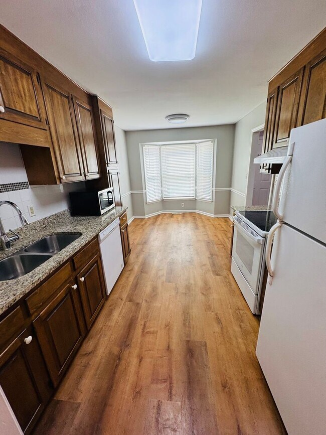 Building Photo - 5612 Darrow Dr