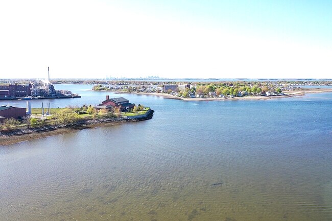 Building Photo - 158 Bridge St