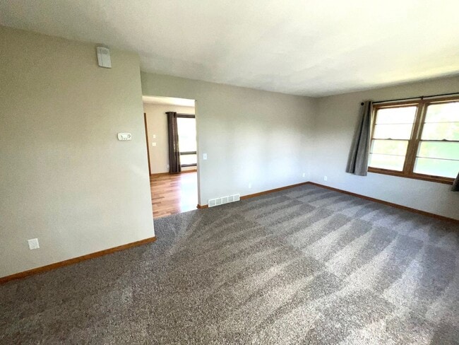 Building Photo - 3 Bed | 2 Bath | Single-Family Home | 2,400 Sq Ft