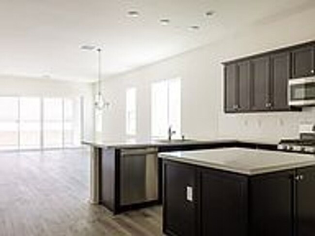 Building Photo - AVAILABLE NOW! BEAUTIFUL, 2 Bed/2 Bath plu...