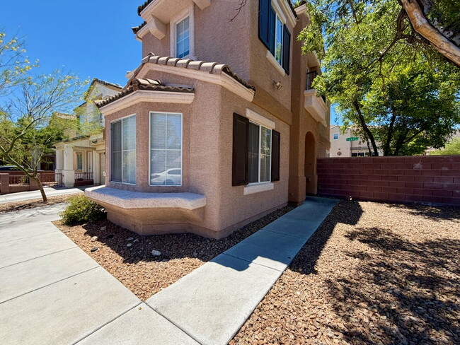 Building Photo - GATED 3 BED 2.5 BATH 1 CAR GARAGE SINGLE FAMILY HOME WITH COMMUNITY POOL
