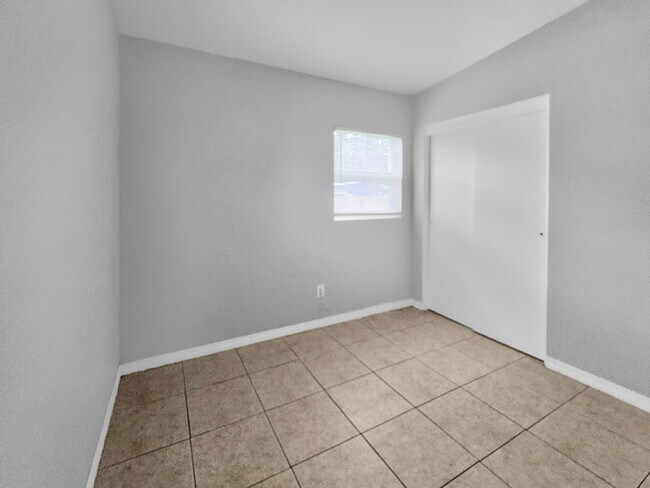 Building Photo - 3290 Hillsdale Ave