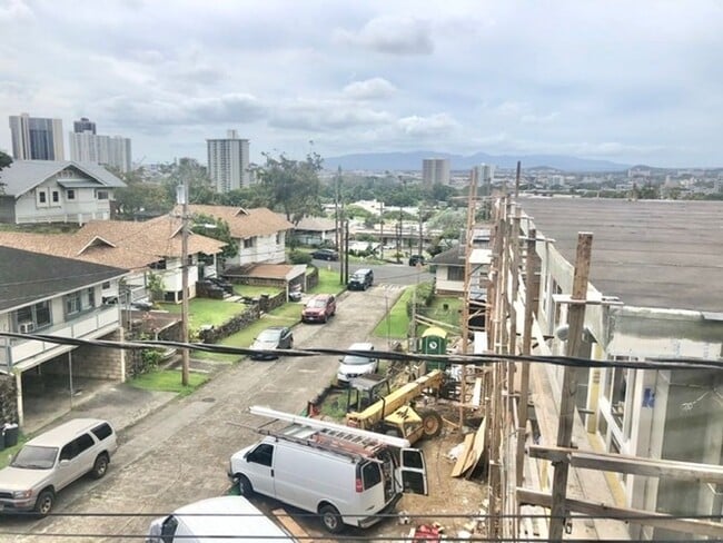 Building Photo - 2 bedroom 1 bathroom perched on the hillsi...