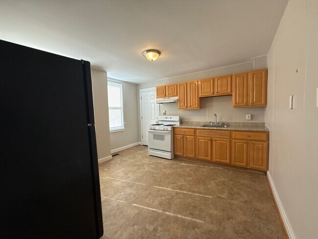 Building Photo - Three Bedroom Home In Baltimore