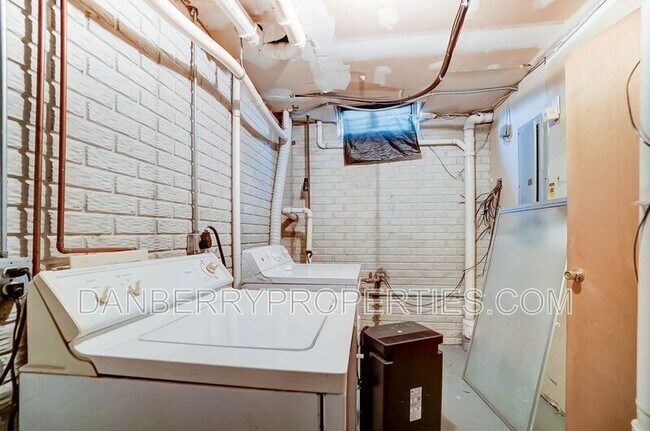 Building Photo - 3733 Willow Run Dr