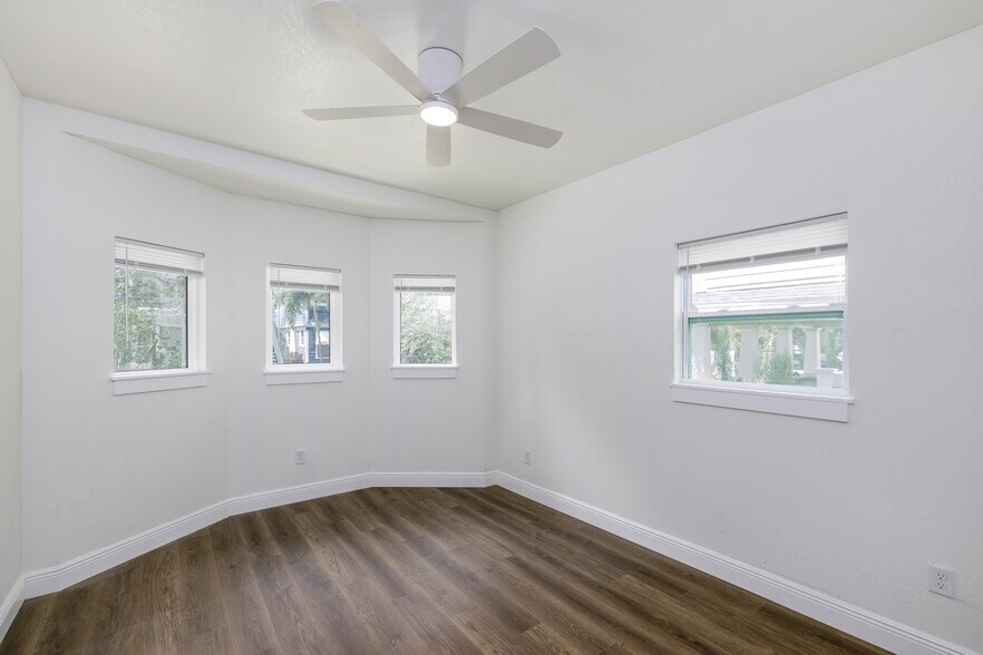 Building Photo - 644 6th Ave N