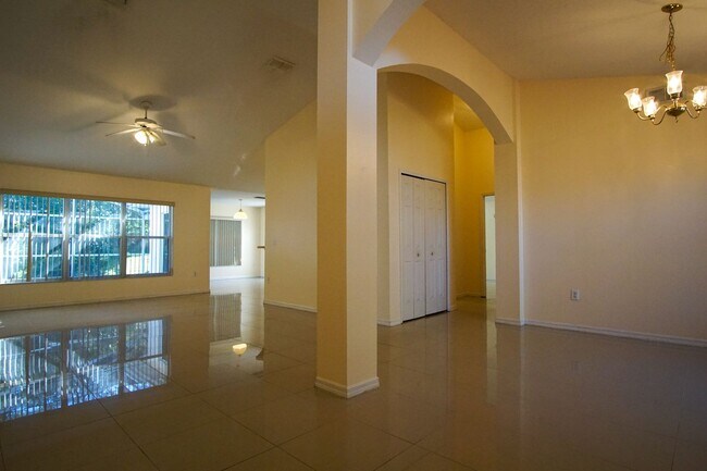 Building Photo - 4 bed Family Single Home Available for Rent in Davenport !!!