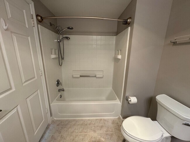 Building Photo - Bright 1 Bed 1 Bath Condo With Sunroom In ...