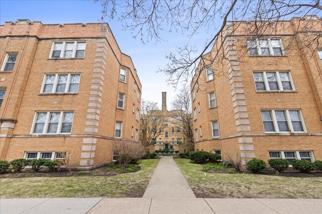 Building Photo - Large Studio in Andersonville