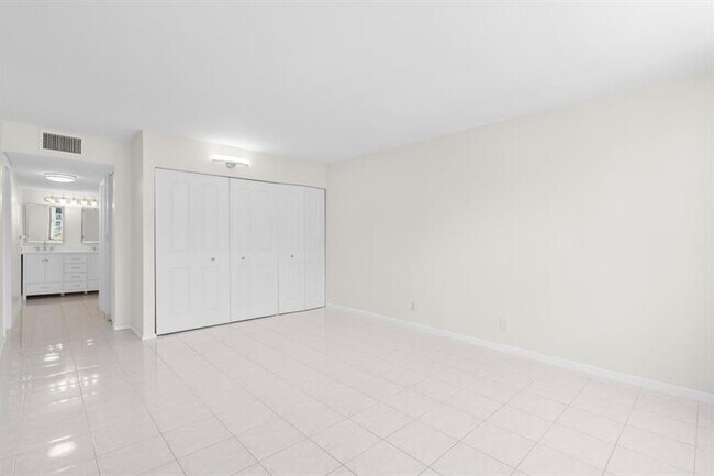 Building Photo - 1149 Hillsboro Mile