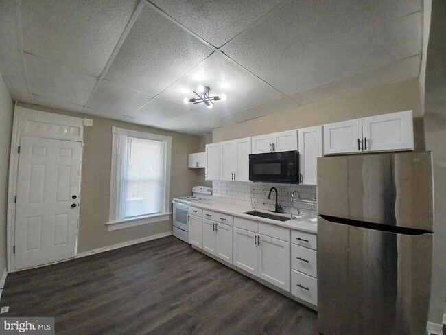 Primary Photo - 711 N Streeper St