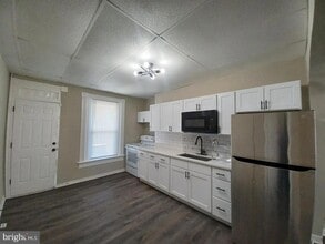 Building Photo - 711 N Streeper St