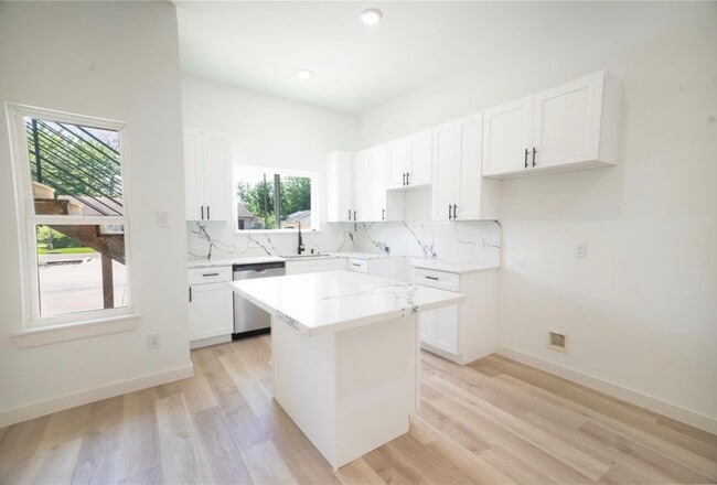 Building Photo - 331 Delaware St