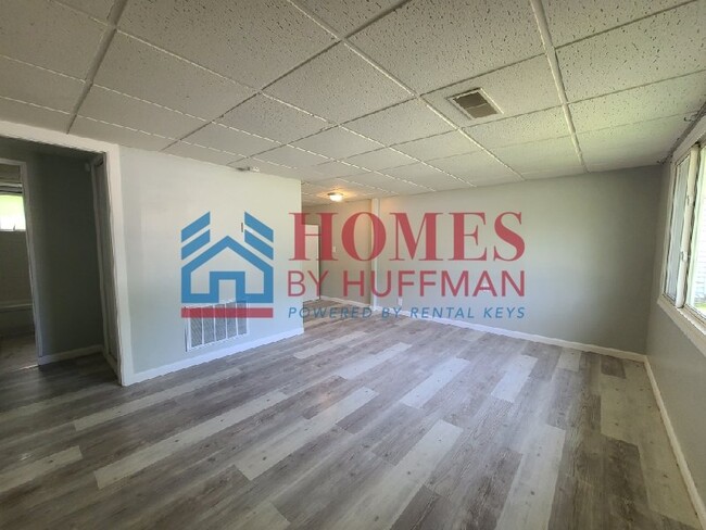 Building Photo - Two Bedroom House