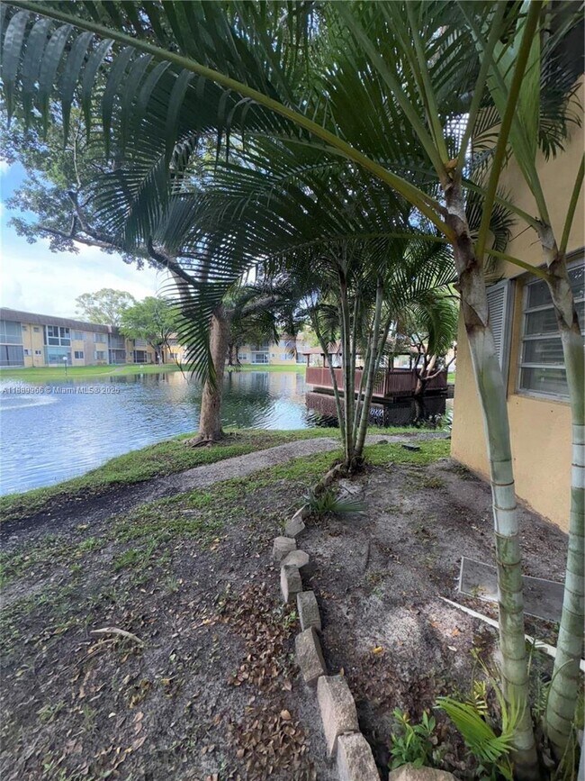 Building Photo - 5140 SW 40th Ave