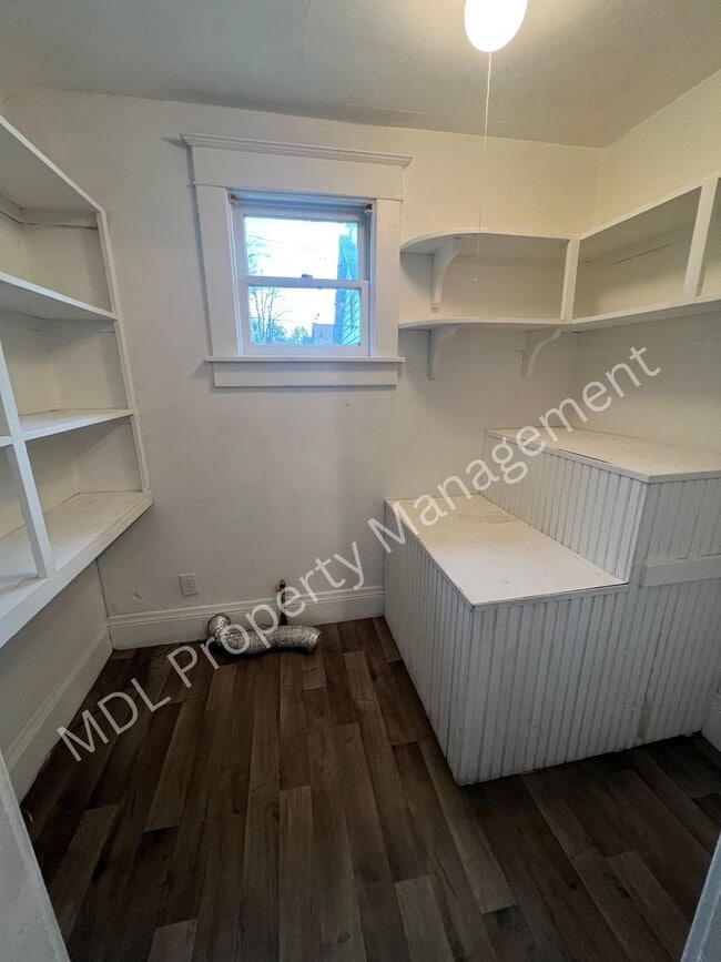 Building Photo - Spacious 5-Bedroom Home- This won't last long- Call NOW 989-895-1590