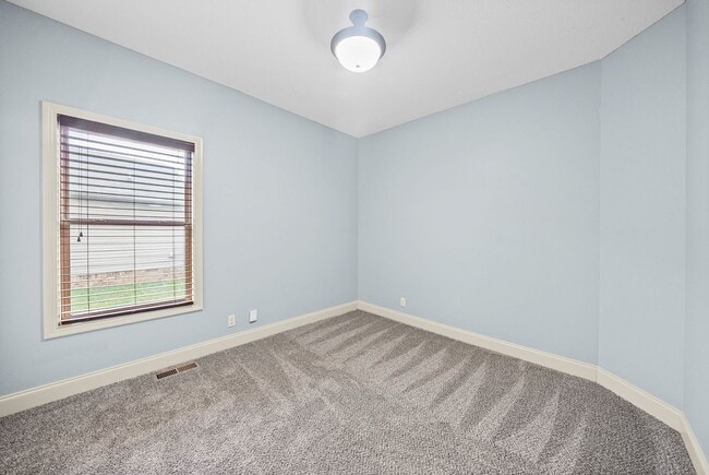 Building Photo - 3 Bedroom 2 Bath Pet Friendly Home For Rent!