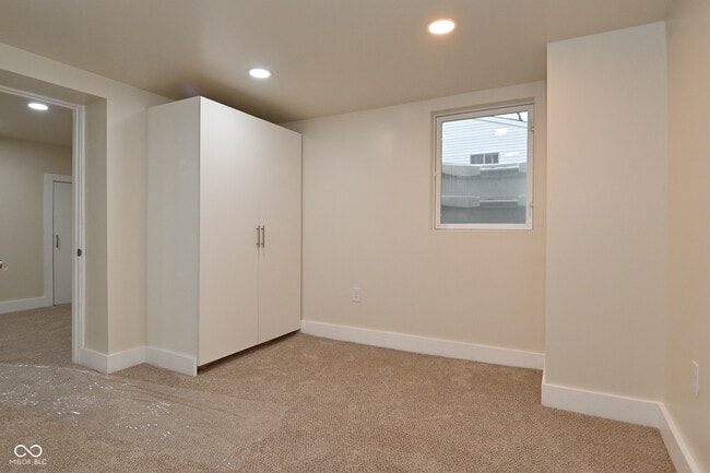 Building Photo - 3928 N Kenwood Ave