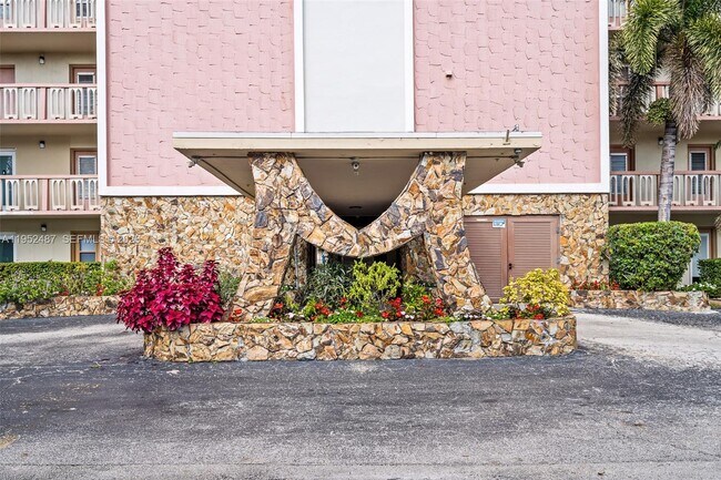 Building Photo - 901 NE 14th Ave