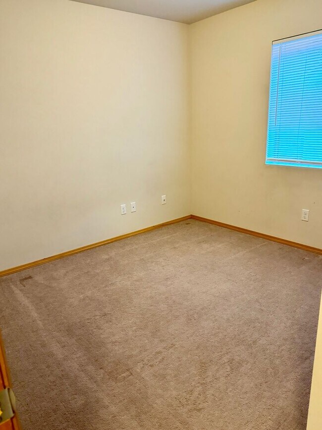 Building Photo - Newer Home in Summerset