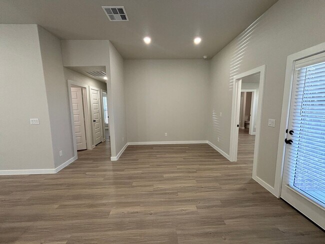 Building Photo - Pre leasing for July, Bell farms!