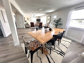 Building Photo - 2563 S Peninsula Dr