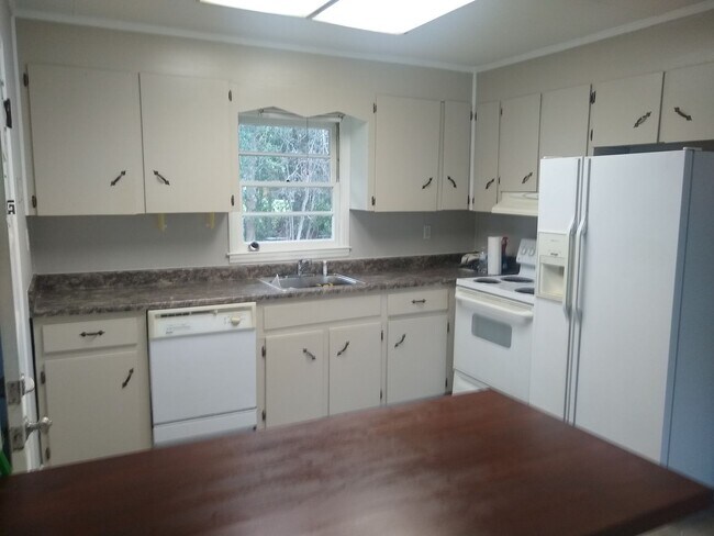 Building Photo - Charming 3BR/1.5BA Brick Home in Nashville – No Carpet & Large Yard