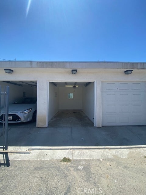 Building Photo - 2051 W Florence Ave