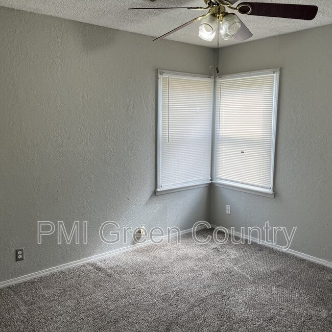 Building Photo - 4547 E Young Ct