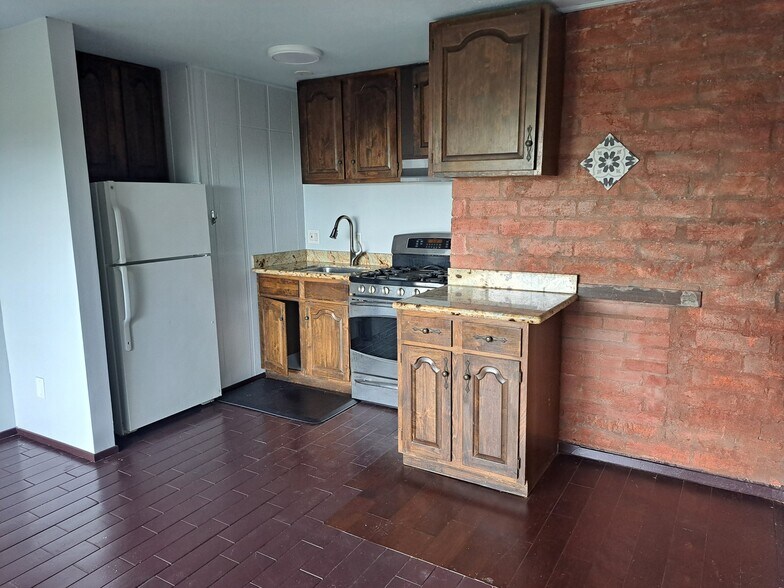 Building Photo - 6170 Plymouth Ave