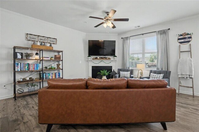 Building Photo - 723 Woodstock Grove Dr