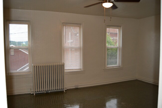 Building Photo - 445 W King St