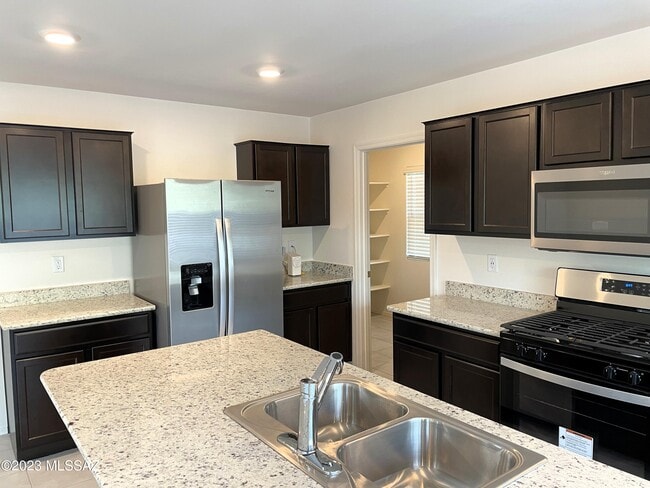 Building Photo - 1127 E Cairn St