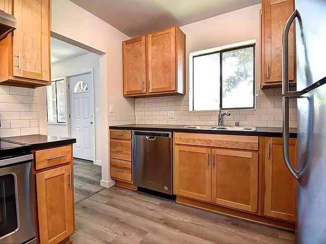 Building Photo - 3 BR / 1 BA in nicely updated duplex in No...