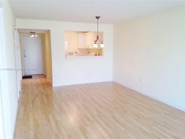 Building Photo - 1150 Collins Ave