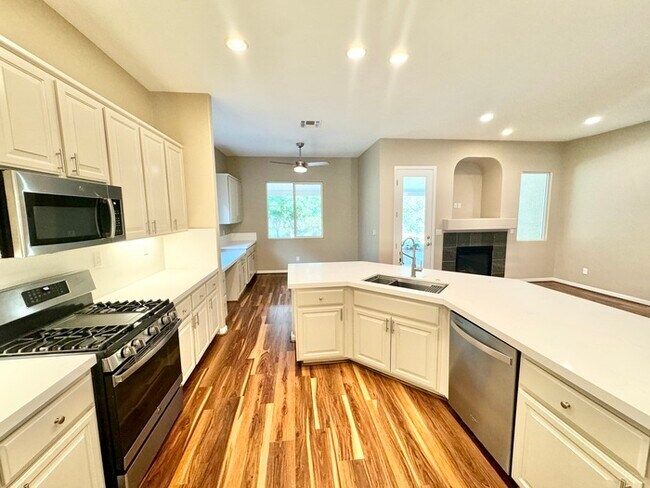 Building Photo - Stunning 3-bedroom 3-bathroom home in Yank...