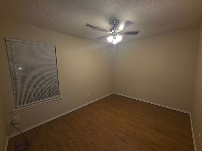 Building Photo - Nice 3 bedroom 2 bath home with fenced in ...