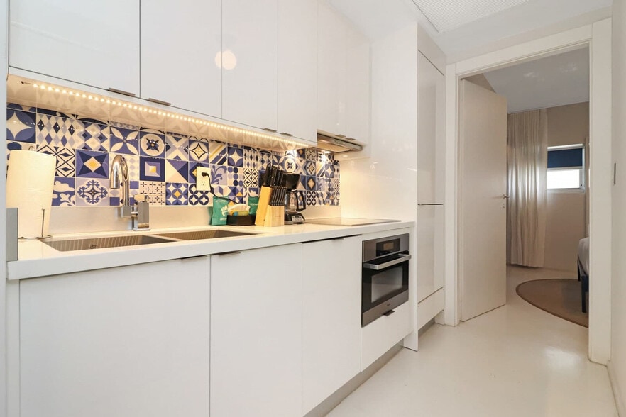 Building Photo - 250 Collins Ave