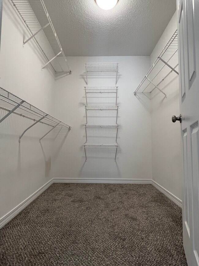 Walk-in Closet - 116 Cabana Way