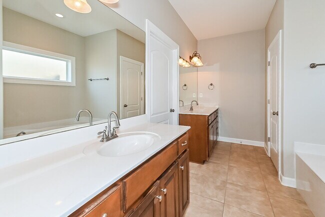 Building Photo - 3400 Valley Crest Dr