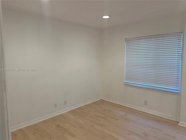 Building Photo - 725 Navarre Ave