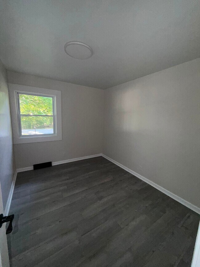 Building Photo - 2706 Lakewood Dr N