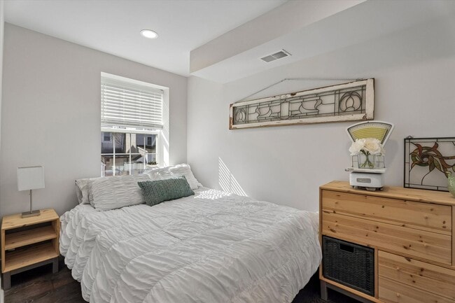 Building Photo - Beautifully Renovated End-Unit Townhome in the Heart of Phoenixville