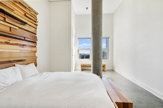 Building Photo - The Civic - 2 bed/2 bath, east facing 16th...