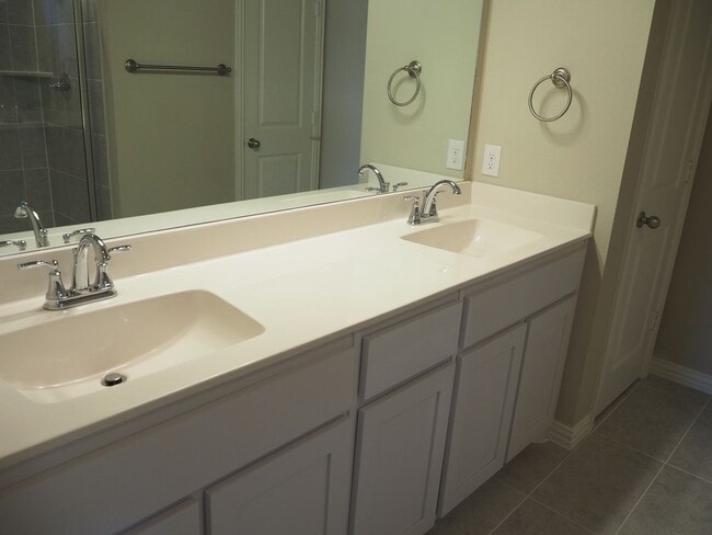 Building Photo - Like NEW 3 Bed 3 Bath Townhouse in Denton