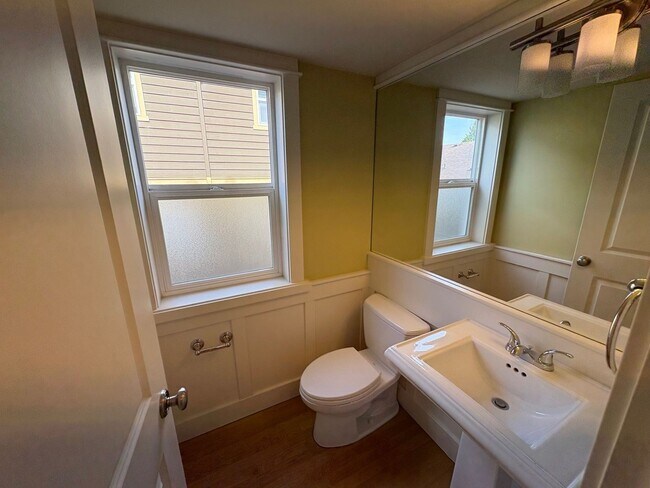Building Photo - Queen Anne Townhome