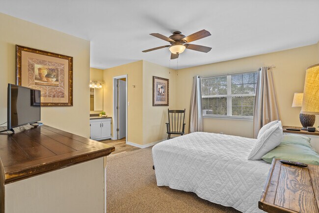 Building Photo - 8426 Williamsburg Cir
