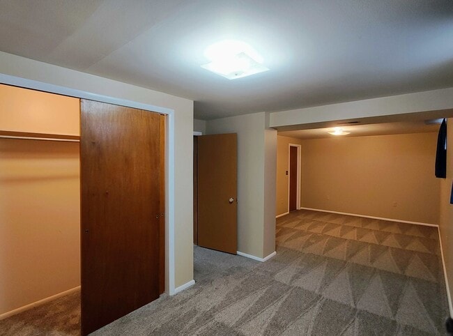 Building Photo - 3 Bd 2 Bath Over 2500 sq ft in Sandy