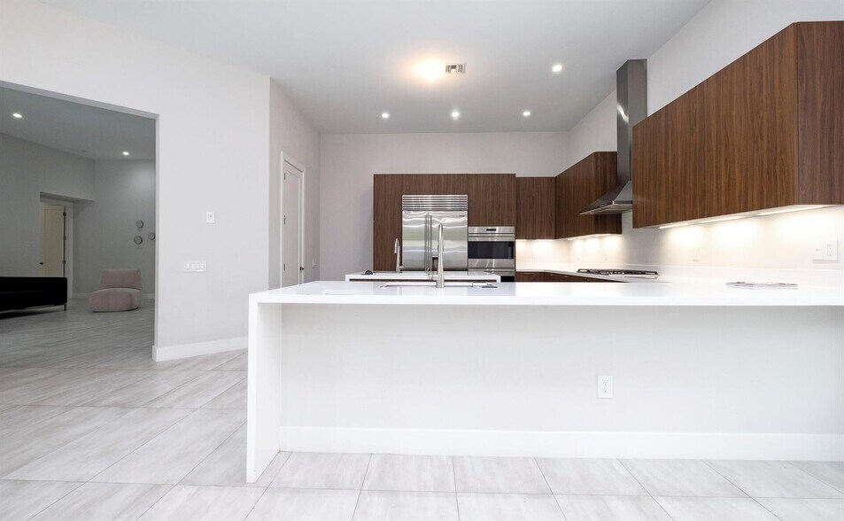 Building Photo - 5663 Brookfield Cir W